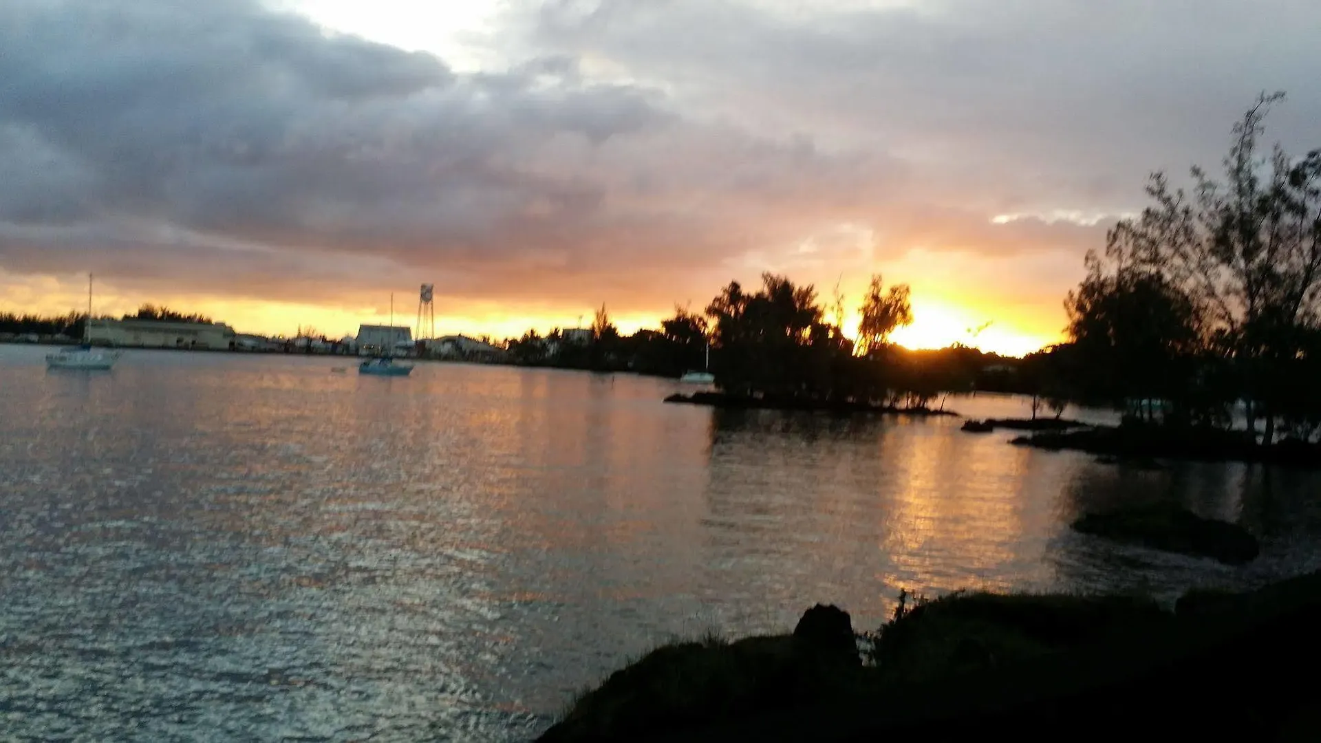 Hilo Reeds Bay Hotel